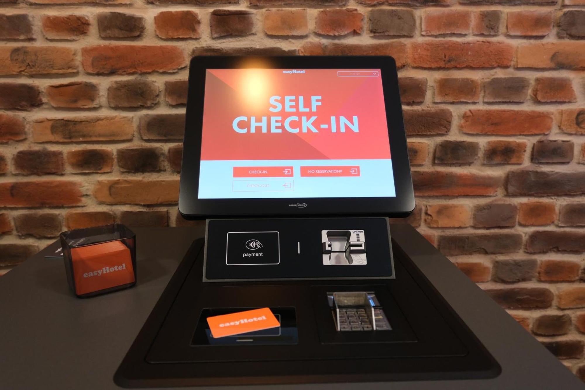 Easyhotel Zuerich Main Station Екстериор снимка
