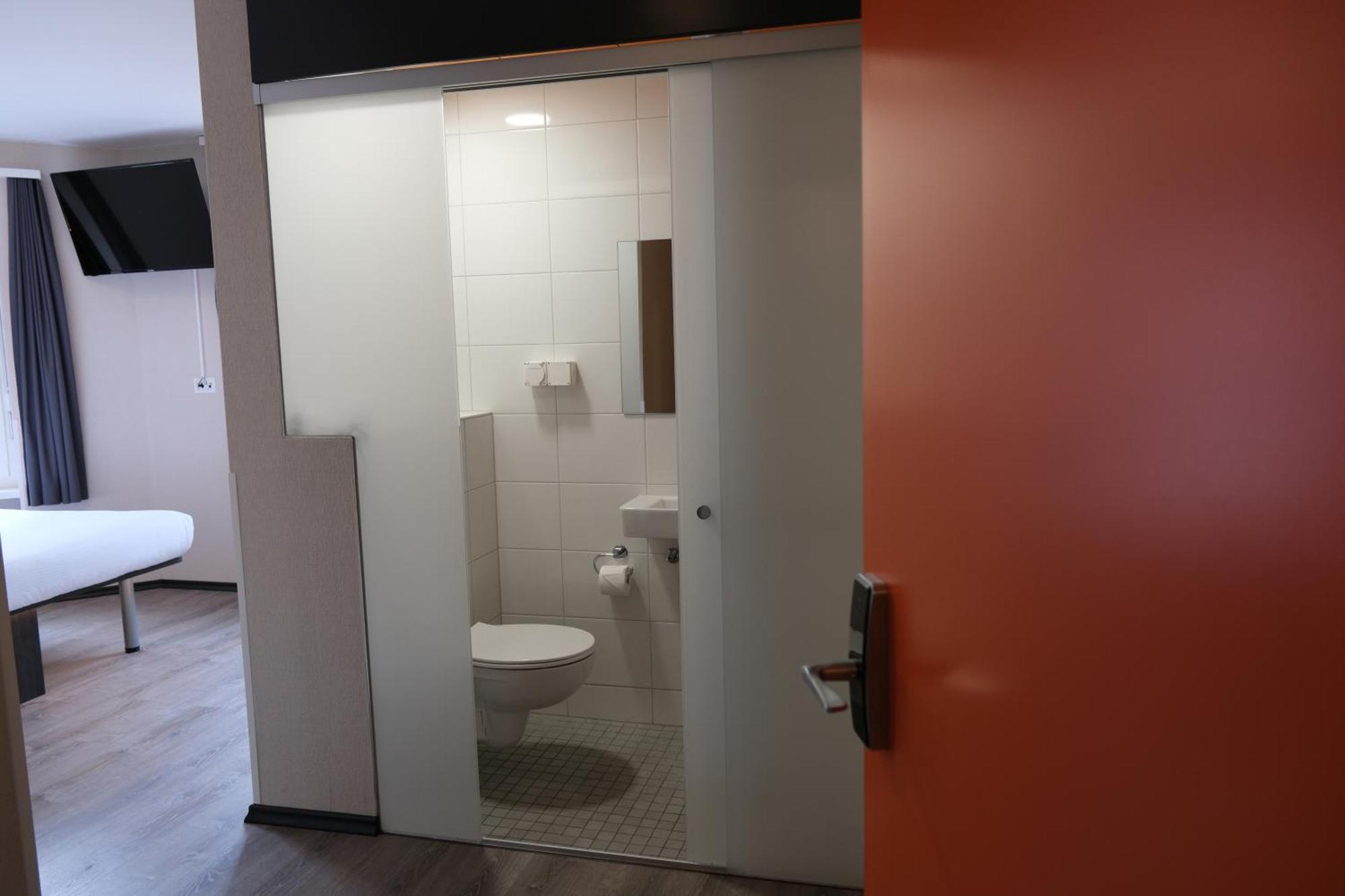 Easyhotel Zuerich Main Station Екстериор снимка