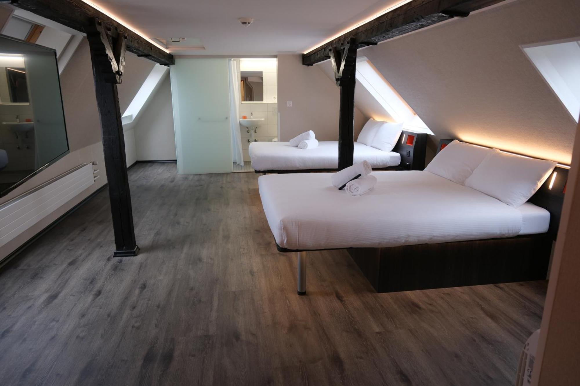 Easyhotel Zuerich Main Station Стая снимка